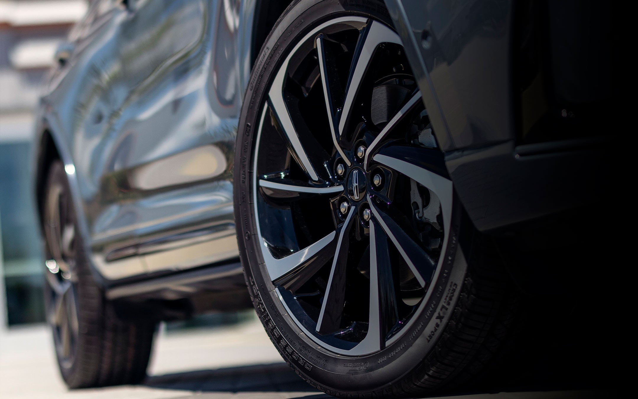 The 20" Bright-Machined Aluminum Wheel with Black Premium Paint is shown on a 2025 Lincoln Corsair